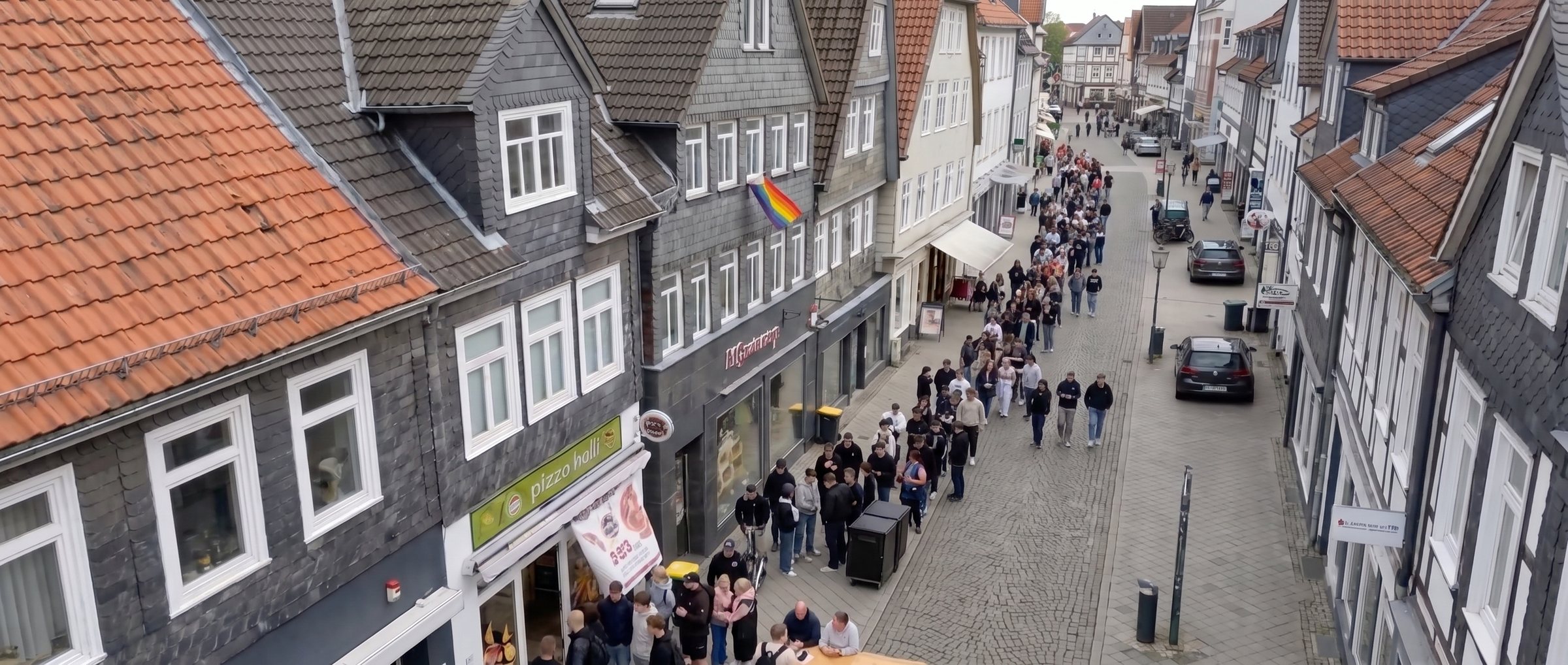 Schlange bis zum Ende der Straße: Eröffnung von Pizza Bulls